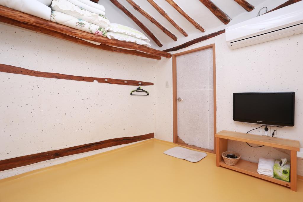 Floral Space Hanok Guesthouse Кьонджу Екстер'єр фото