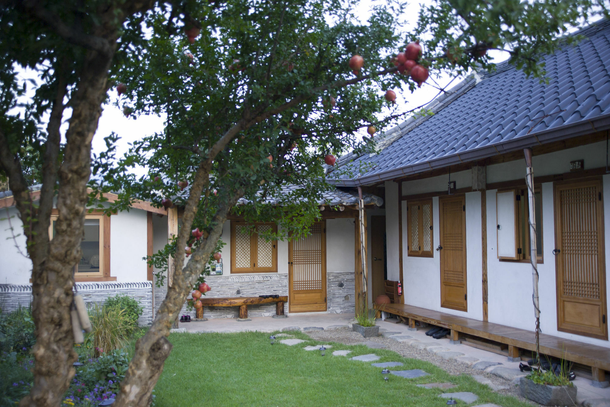 Floral Space Hanok Guesthouse Кьонджу Екстер'єр фото